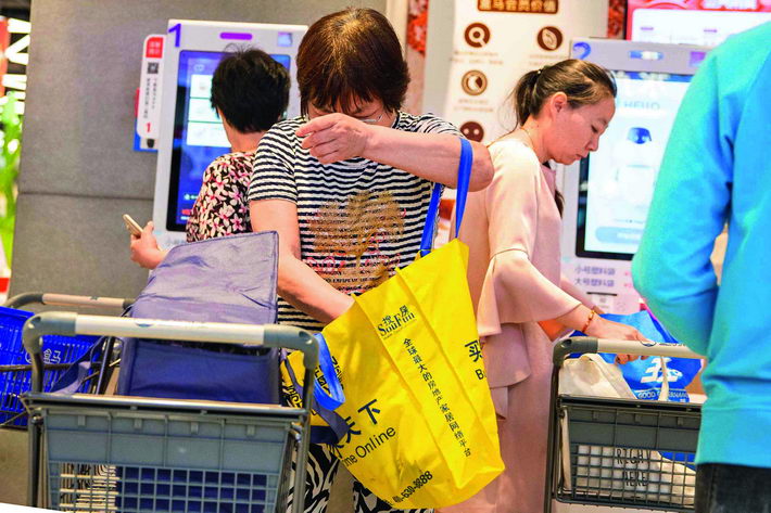 2018年6月5日，盒马上海汇阳广场店进行了一场环保实验，结账时不提供盒马塑料袋，旨在向民众倡导环保购物，唤醒大家的环保意识，号召更多人日常生活中少使用塑料袋。（VCG）